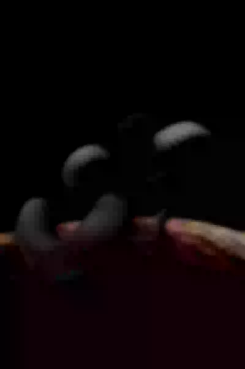 في فيديو مرعب شابين سعوديون يعثران على ثعبان أسود ضخم أخافهم وهو يلتهم ضباً وسط الصحراء!